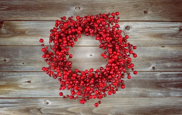 Red Berry Holiday grinalda em madeira envelhecida — Fotografia de Stock