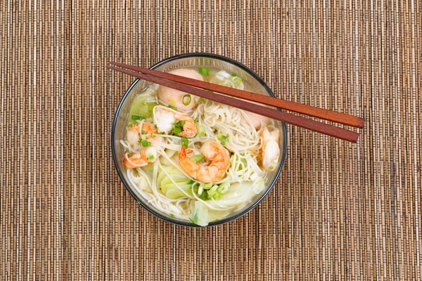 ガラスのボウルでホット スパイシーなラーメン スープ — ストック写真