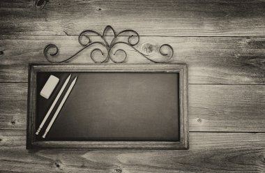 Kara kalem ve silgi ahşap tahta 