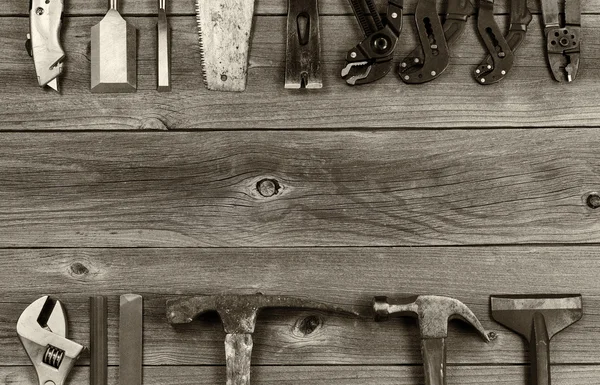 Herramientas de trabajo antiguas sobre madera envejecida —  Fotos de Stock