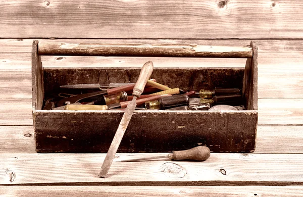 Caja de herramientas de madera vintage llena de trabajo Herramientas —  Fotos de Stock