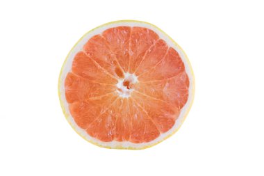 Dilimlenmiş greyfurt beyaz arkaplanda izole edilmiş. 