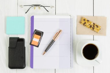 Beyaz ahşap masa üzerinde Office nesneleri 