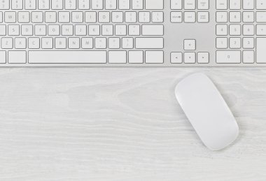 Bilgisayar klavye ve fare üstünde tepe-in beyaz masaüstü
