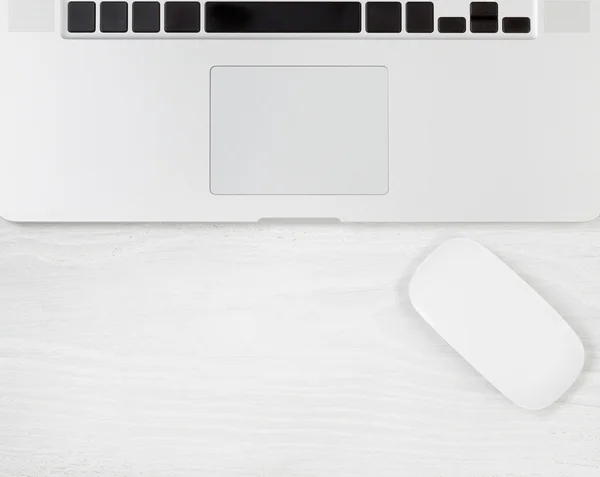 Καθαρό άσπρο ξύλινη επιφάνεια εργασίας με τον υπολογιστή και το ποντίκι — Φωτογραφία Αρχείου