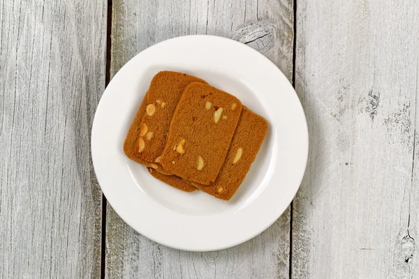 Biscuits en forme de plaquette dans une assiette sur bois blanc vieilli — Photo