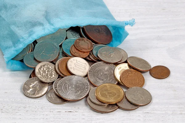 Τσουβάλι λεφτά στο τραπέζι — Φωτογραφία Αρχείου