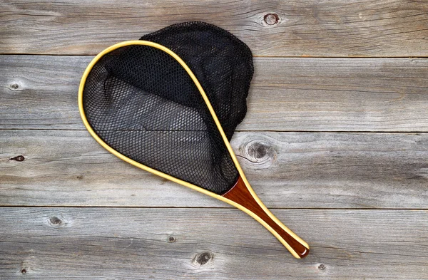 Landing net voor de visserij op rustieke hout — Stockfoto