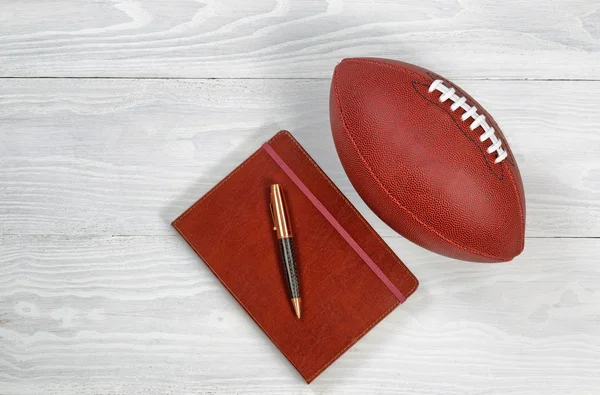 Playbook con Calcio su legno bianco rustico — Foto Stock