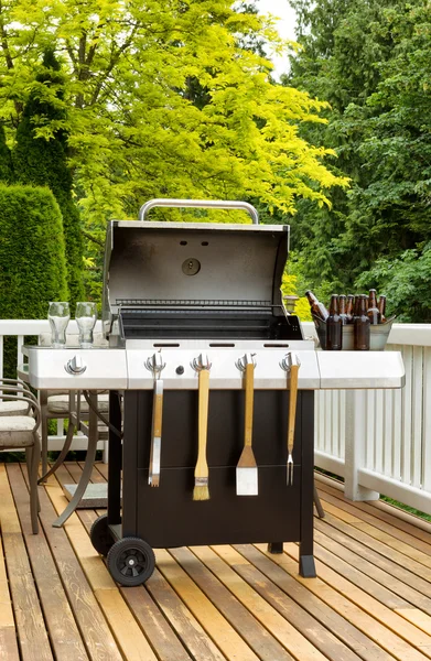 Grillherd auf Zedernterrasse einsatzbereit — Stockfoto