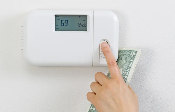 Geld besparen van verwarming thuis — Stockfoto