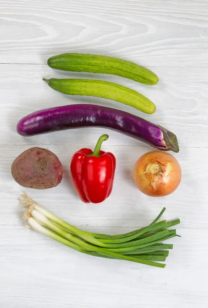 Frisch gepflücktes Gemüse auf weißem Holz Hintergrund — Stockfoto