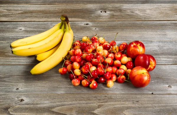 Frutas frescas exibidas em madeira rústica — Fotografia de Stock