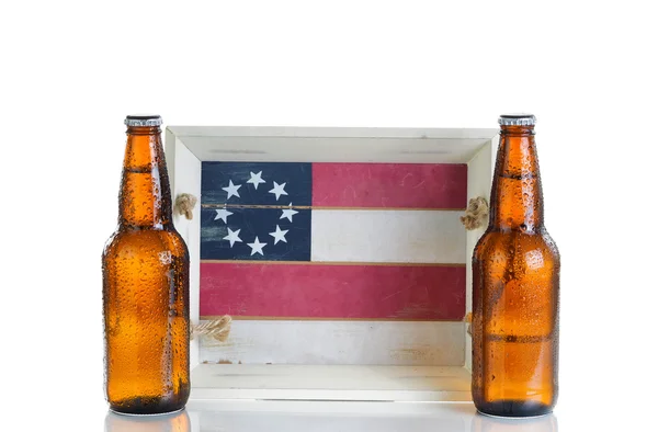 홀리데이 빈티지 음식과 흰색 반사와 절연 하는 시원한 맥주와 음료 서빙 트레이 — Stock Fotó
