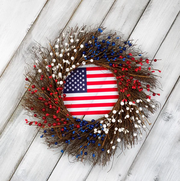 Independence Day wreath with flag on rustic white wooden boards — Stock Photo, Image