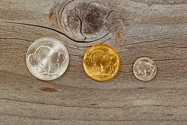 American Buffalo Coins em fundo de madeira rústica — Fotografia de Stock