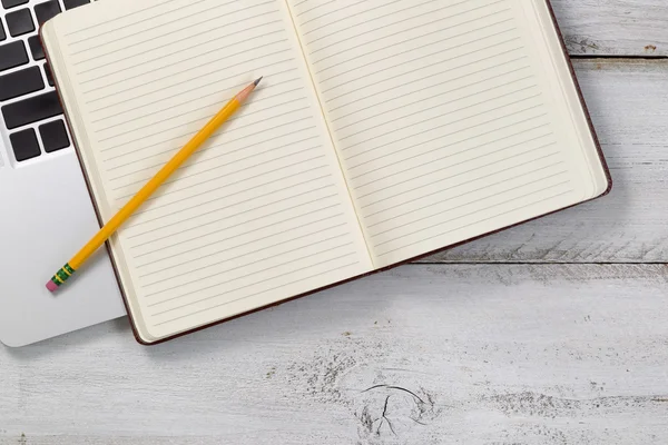 Antiguo escritorio de madera con papelería de oficina para el lugar de trabajo — Foto de Stock