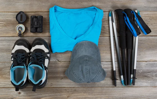 Color azul coordinado accesorios para caminar al aire libre en woo rústico — Foto de Stock