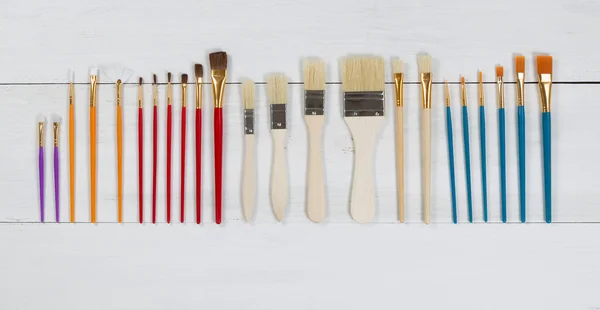 Organized new paintbrushes on white wooden boards — Φωτογραφία Αρχείου