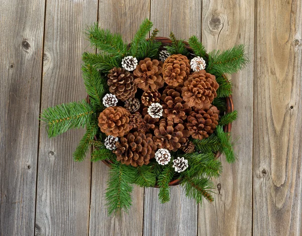 Cesto natalizio con decorazioni su tavole di legno rustico — Foto Stock