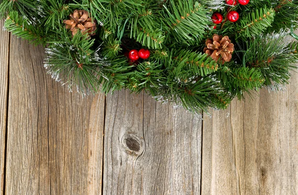 Kerstmis grens met decoratieve krans op rustieke houten planken — Stockfoto