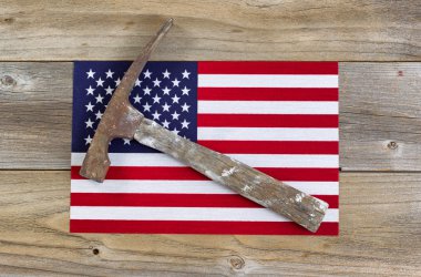 Amerika Birleşik Devletleri bayrağı ve eski çekiç rustik ahşap bo