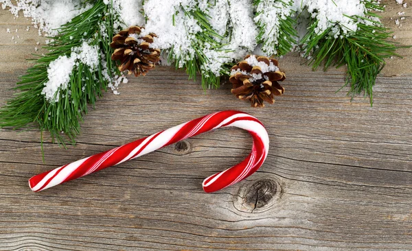 Bordure de Noël avec branches enneigées et décorations sur r — Photo