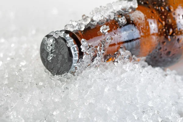 Close up view of an ice cold beer bottle neck and cap — Stock Photo, Image