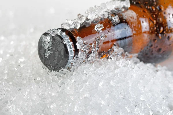 Nahaufnahme eines eiskalten Flaschenhalses und -verschlusses — Stockfoto