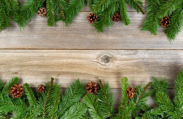 Kerst vakantie grens met groenblijvende takken van rustieke ceder — Stockfoto