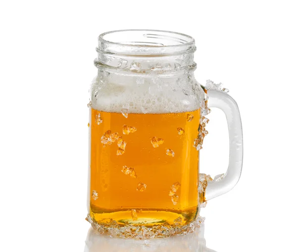 Beyaz arka plan üzerinde buz soğuk kehribar bira dolu cam kavanoz — Stok fotoğraf