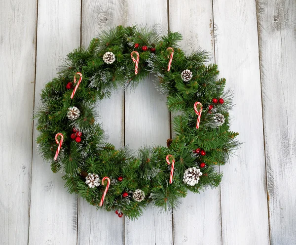 Χριστούγεννα στεφάνι με διακόσμηση ρουστίκ λευκό ξύλινες σανίδες — Φωτογραφία Αρχείου