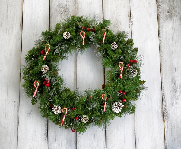 Corona de Navidad con decoraciones en tablas rústicas de madera blanca — Foto de Stock