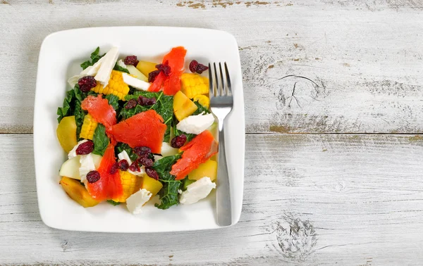 Ensalada fresca saludable y pescado en plato con madera blanca rústica b —  Fotos de Stock