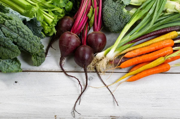 Verduras recién recogidas en tablas rústicas de madera — Foto de Stock