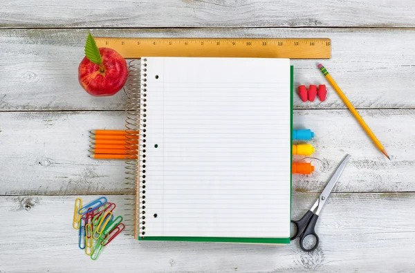 Fournitures scolaires de base avec pomme sur bureau en bois blanc — Photo