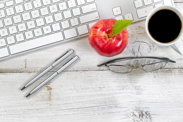 Teclado de computador com lanches no topo da área de trabalho antiga — Fotografia de Stock