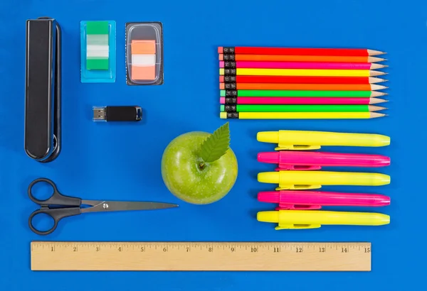 Grundversorgung für Büro oder Schule auf blauem Hintergrund — Stockfoto