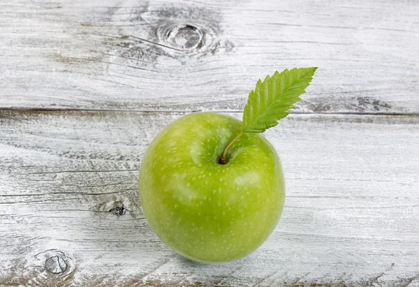 Färskt grönt äpple på rustika vita träskivor — Stockfoto