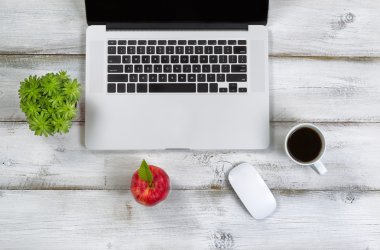 Office ayarları olan bilgisayar taze kırmızı elma ve kahve ile