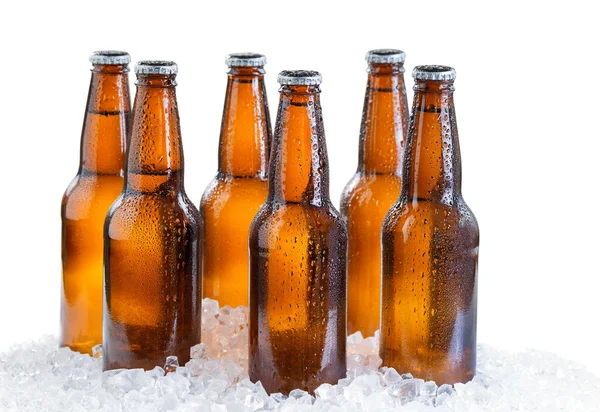 Beyaz arka plan üzerinde izole buz gibi altı paketi şişe bira 