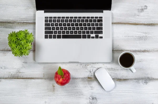 Office ayarları olan bilgisayar taze kırmızı elma ve kahve ile