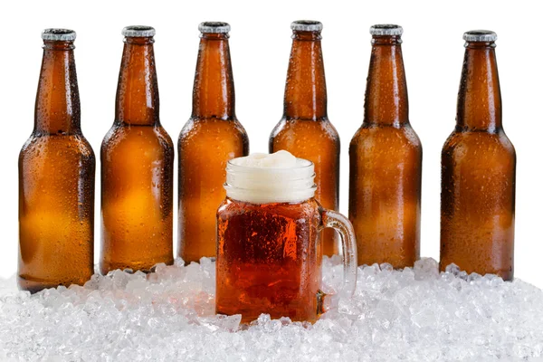 Bicchiere di birra con sei confezioni di bottiglie ghiacciate isolate su whit — Foto Stock