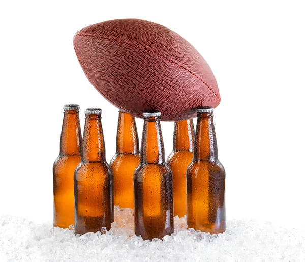 Izolovat šest pack vychlazený lahvové pivo s amerického fotbalu — Stock fotografie