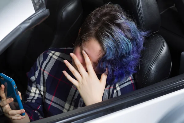 Depressed teenage girl sitting in driver side seat of car — Stock Photo, Image