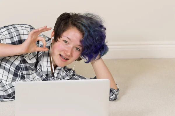 Teenager Mädchen gibt Okay Zeichen, während zu Hause auf dem Computer — Stockfoto