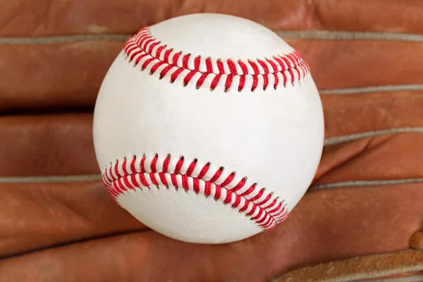 Béisbol y guante usados en formato de marco lleno —  Fotos de Stock