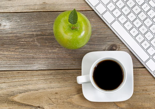 苹果和黑咖啡与学校或办公室的电脑键盘 — 图库照片