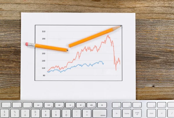 Vonaldiagram piaci feltételeket tükröző egy rusztikus, fából készült íróasztal — Stock Fotó