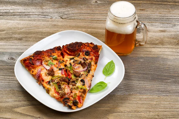 Slices of pizza and beer ready to eat on wooden table top — Stock Photo, Image